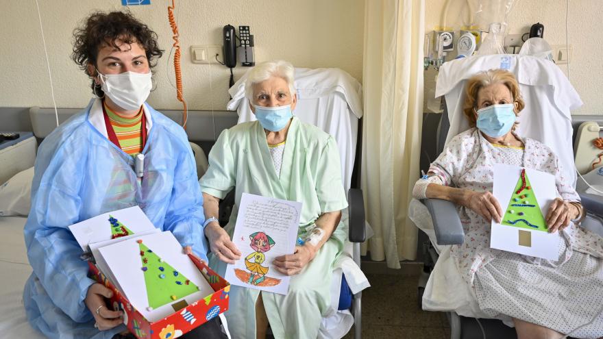 Texto Alternativo: Los niños felicitan la Navidad a los pacientes de Geriatría del Marañón