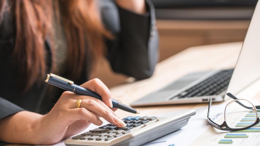 Texto Alternativo: El Gobierno de la Comunidad de Madrid aprueba ayudas directas de hasta 8.000 euros a autónomos y empresas que empleen a menores de 35 años en centros de trabajo de la región