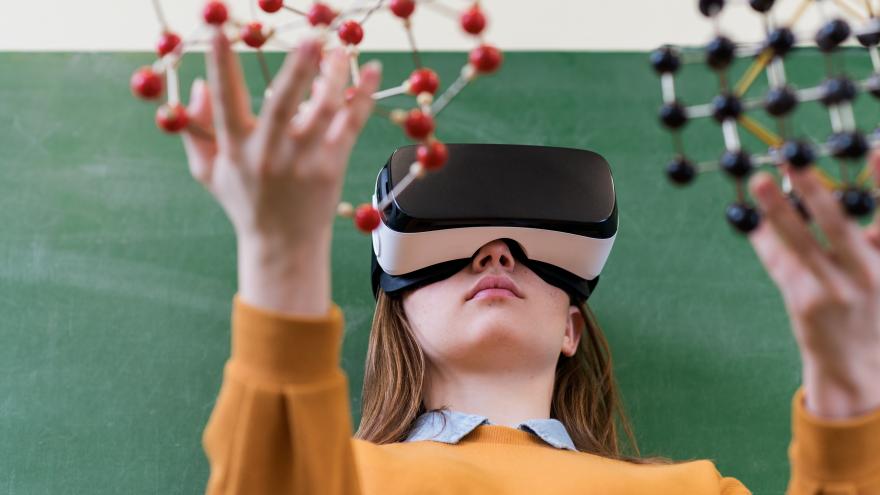 Texto Alternativo: La Comunidad de Madrid destina más de 1,4 millones para reforzar la formación en ciencias y matemáticas y nuevos proyectos de innovación educativa