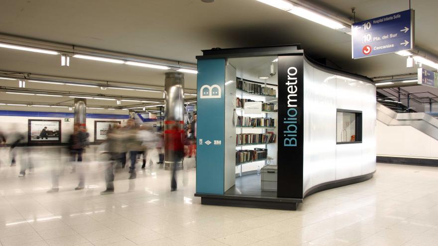 Texto Alternativo: La Comunidad de Madrid acerca la literatura a los viajeros de Metro con bibliotecas públicas en estaciones
