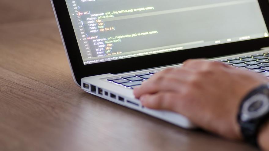 Texto Alternativo: La Comunidad de Madrid emplea la inteligencia artificial para acelerar el pago de las Ayudas a la Contratación agilizando la consulta de expedientes