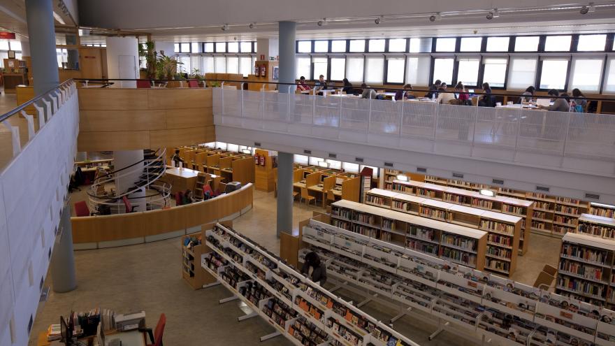 Texto Alternativo: La Comunidad de Madrid amplía los horarios de sus bibliotecas públicas para que los estudiantes puedan preparar los exámenes de febrero