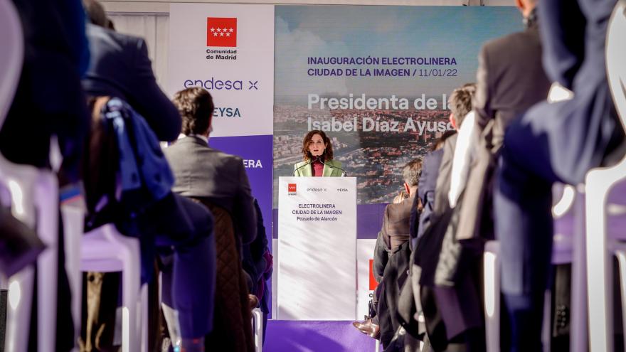 Texto Alternativo: Díaz Ayuso inaugura en Pozuelo de Alarcón la mayor electrolinera de España con 46 puntos de recarga rápida y ultrarrápida