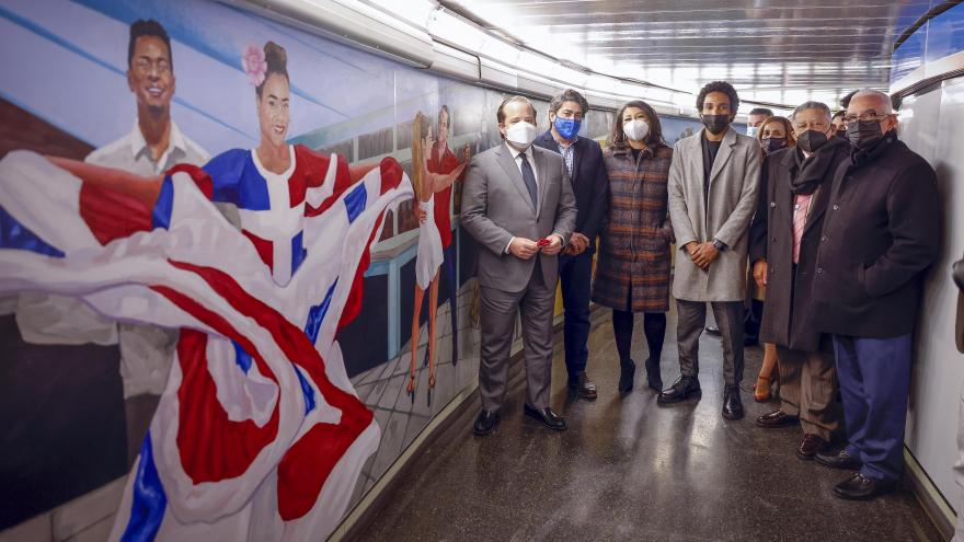 Texto Alternativo: La Comunidad de Madrid viste de iconografía caribeña la estación de Metro de Santo Domingo