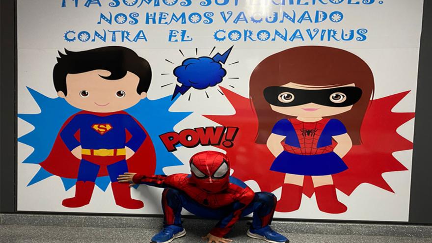 Texto Alternativo: El Hospital del Sureste instala un 'photocall' de superhéroes para los niños que se vacunan contra el COVID-19