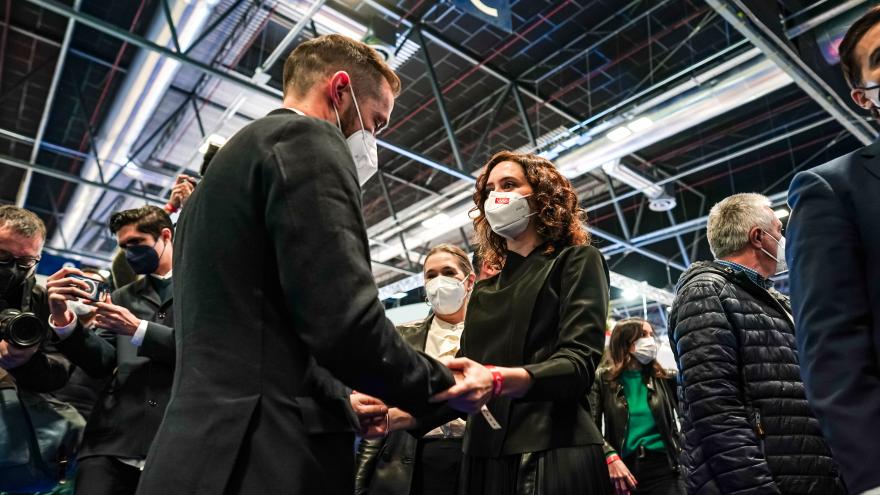 Texto Alternativo: Díaz Ayuso traslada en Fitur el apoyo de la Comunidad de Madrid a los afectados del volcán en La Palma