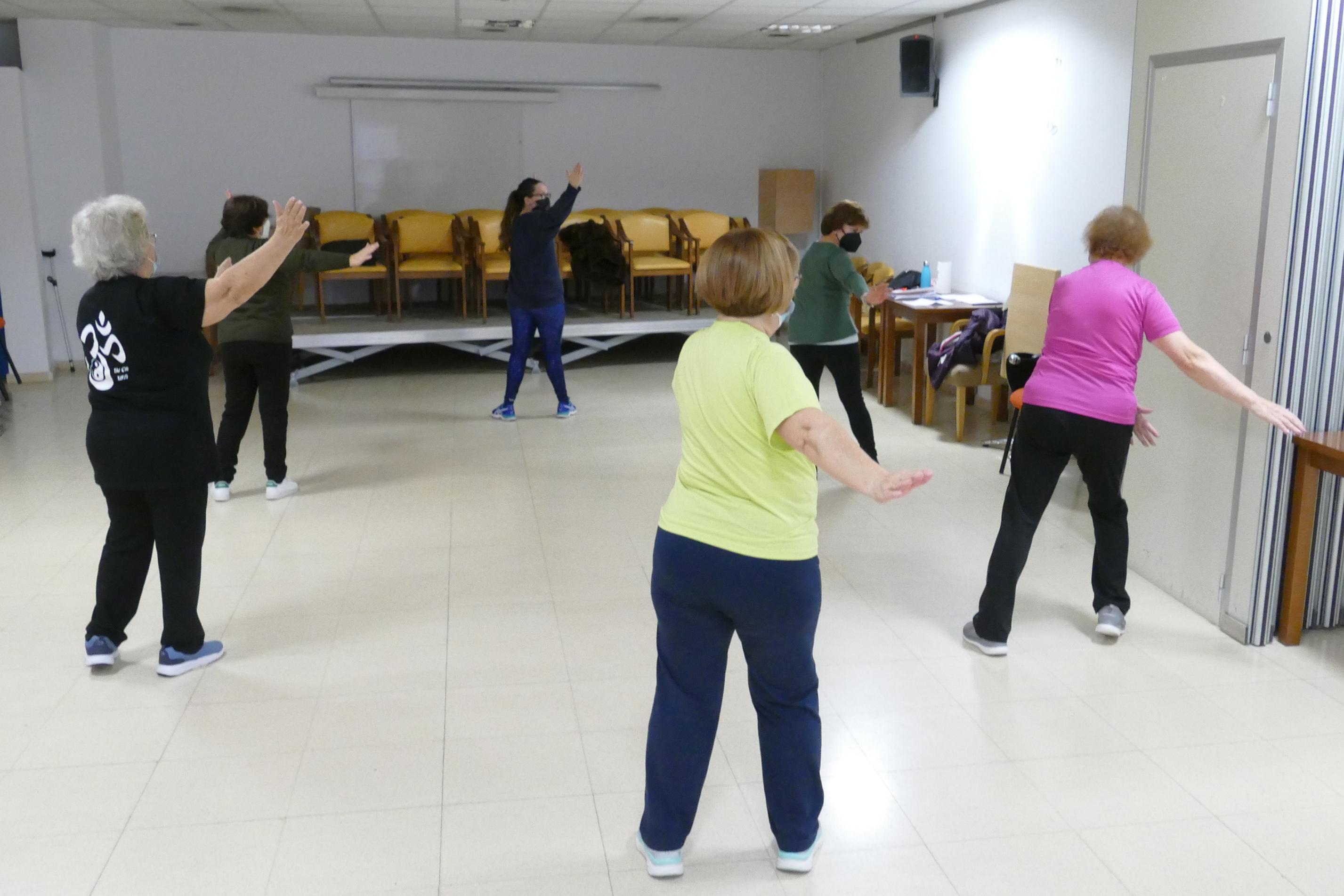 Texto Alternativo: Mayores de Móstoles participan en los talleres de taichí organizados por el Ayuntamiento