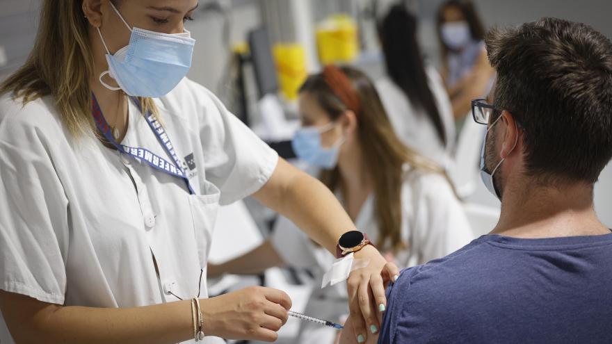 Texto Alternativo: La Comunidad de Madrid realiza un estudio que demuestra cómo la vacunación contra el COVID-19 reduce un 60% el riesgo de reinfección