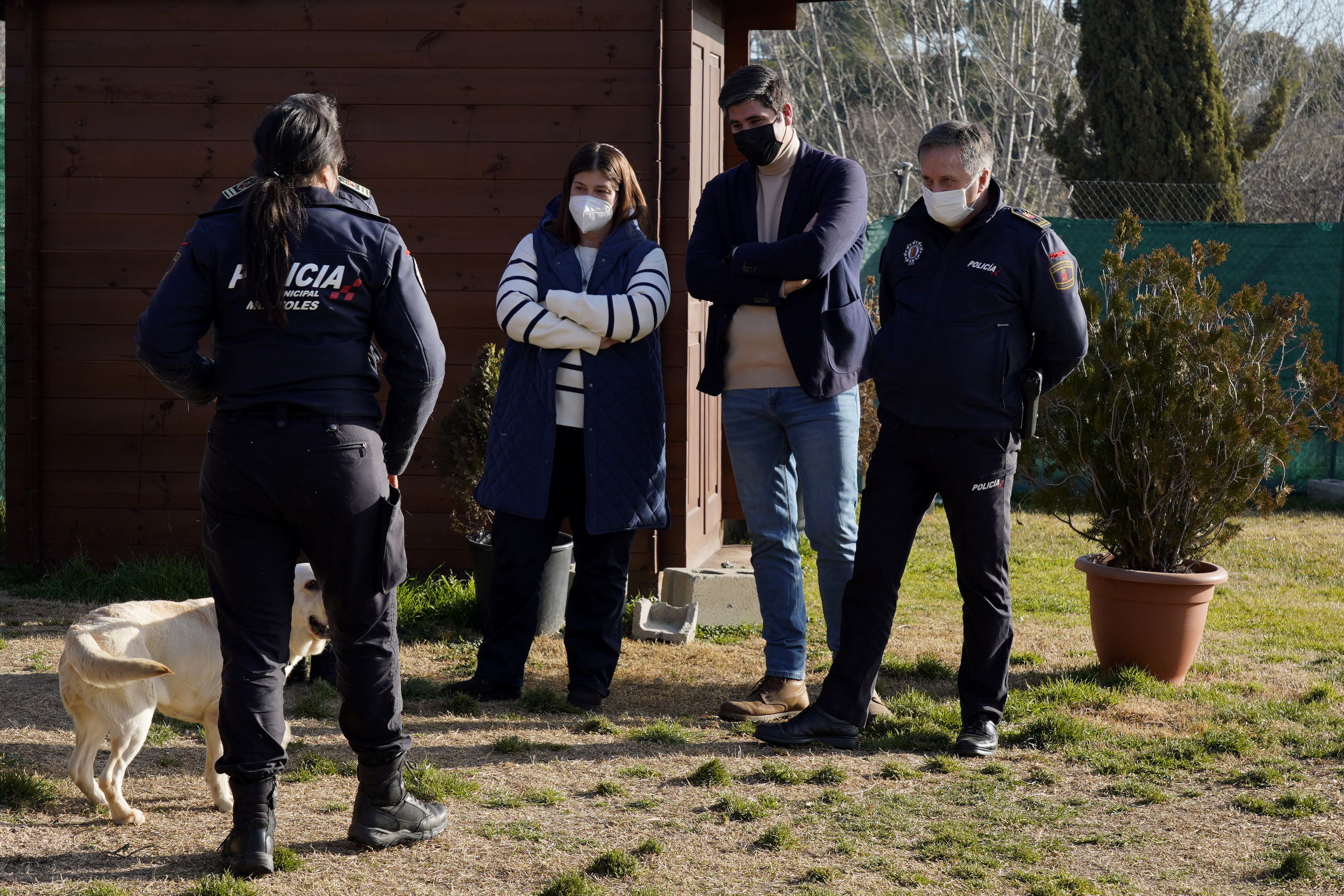 Texto Alternativo: La Unidad Canina de la Policía Municipal de Móstoles ofrece una exhibición a personas con discapacidad de la Fundación Amás-Social