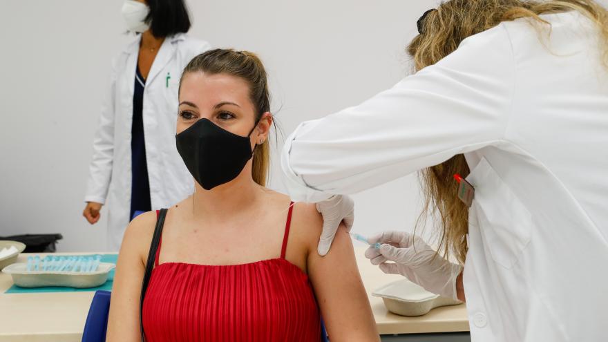 Texto Alternativo: La Comunidad de Madrid abre mañana la autocita para la vacunación de la dosis de refuerzo contra el COVID-19 a los mayores de 18 años