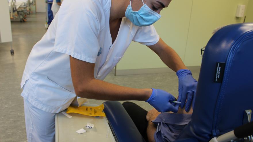 Texto Alternativo: El Hospital Príncipe de Asturias busca voluntarios para la Fase III de la vacuna HIPRA frente a COVID-19