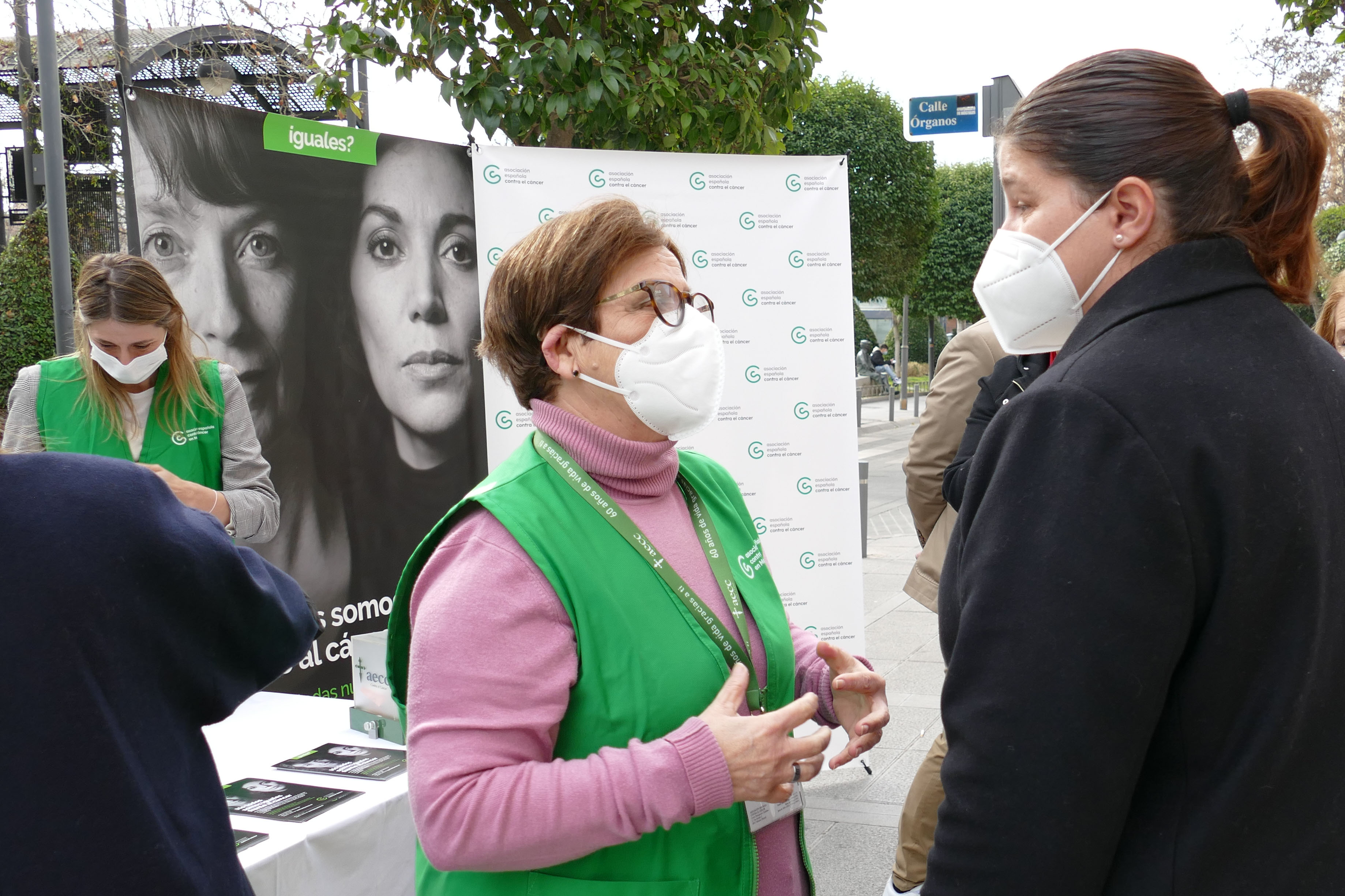 Texto Alternativo: La Alcaldesa visita la mesa informativa de la AECC de Móstoles, en el Día Mundial contra el Cáncer