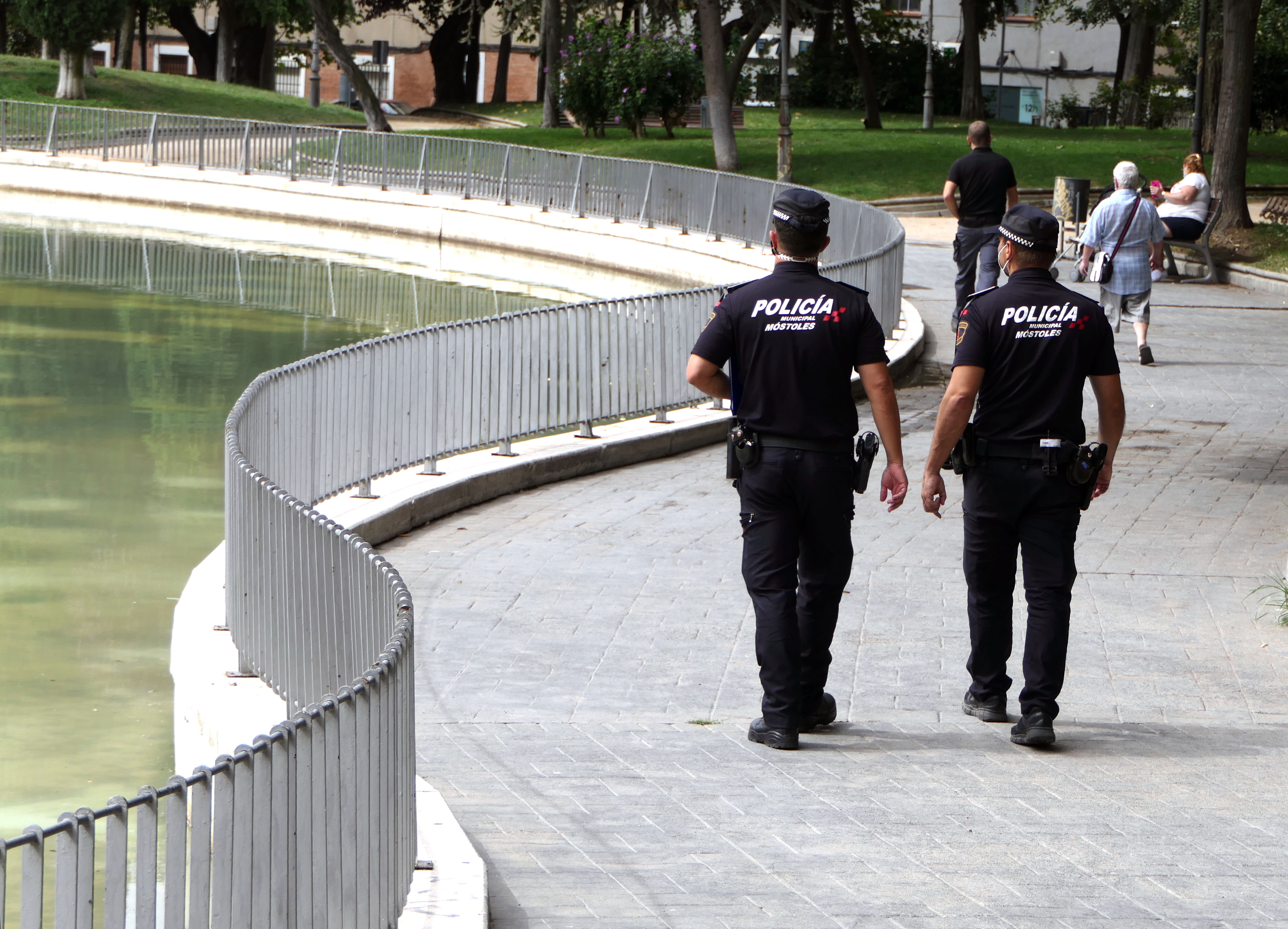 Texto Alternativo: El Gobierno de Móstoles refuerza las labores de la vigilancia y concienciación sobre la recogida de heces caninas