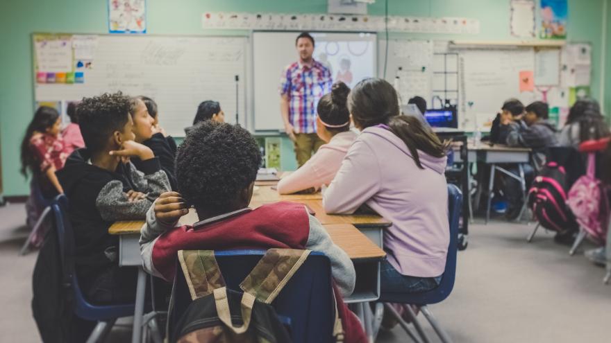 Texto Alternativo: La Comunidad de Madrid convoca oposiciones para 2.788 plazas públicas de profesor de Secundaria y FP