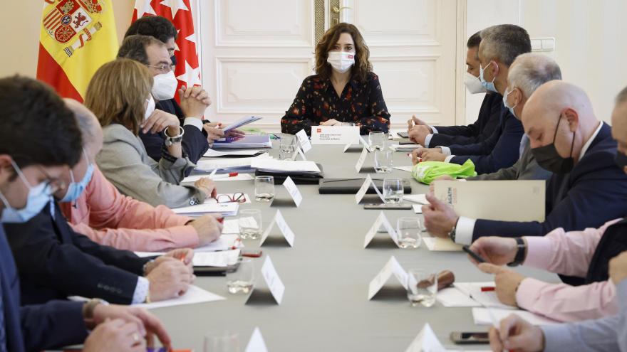 Texto Alternativo: Díaz Ayuso se ha reunido con las principales asociaciones del taxi de la Comunidad de Madrid