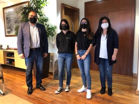 Texto Alternativo: El alcalde y la concejala de Educación reciben a Celia Martín y Lucía Tapia, vecinas de Leganés y medalla de oro en la prestigiosa competición de biología iGem