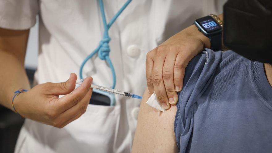 Texto Alternativo: La Comunidad de Madrid incorpora desde este martes la vacunación sin cita previa contra el COVID-19 en el Hospital público Enfermera Isabel Zendal y el WiZink Center