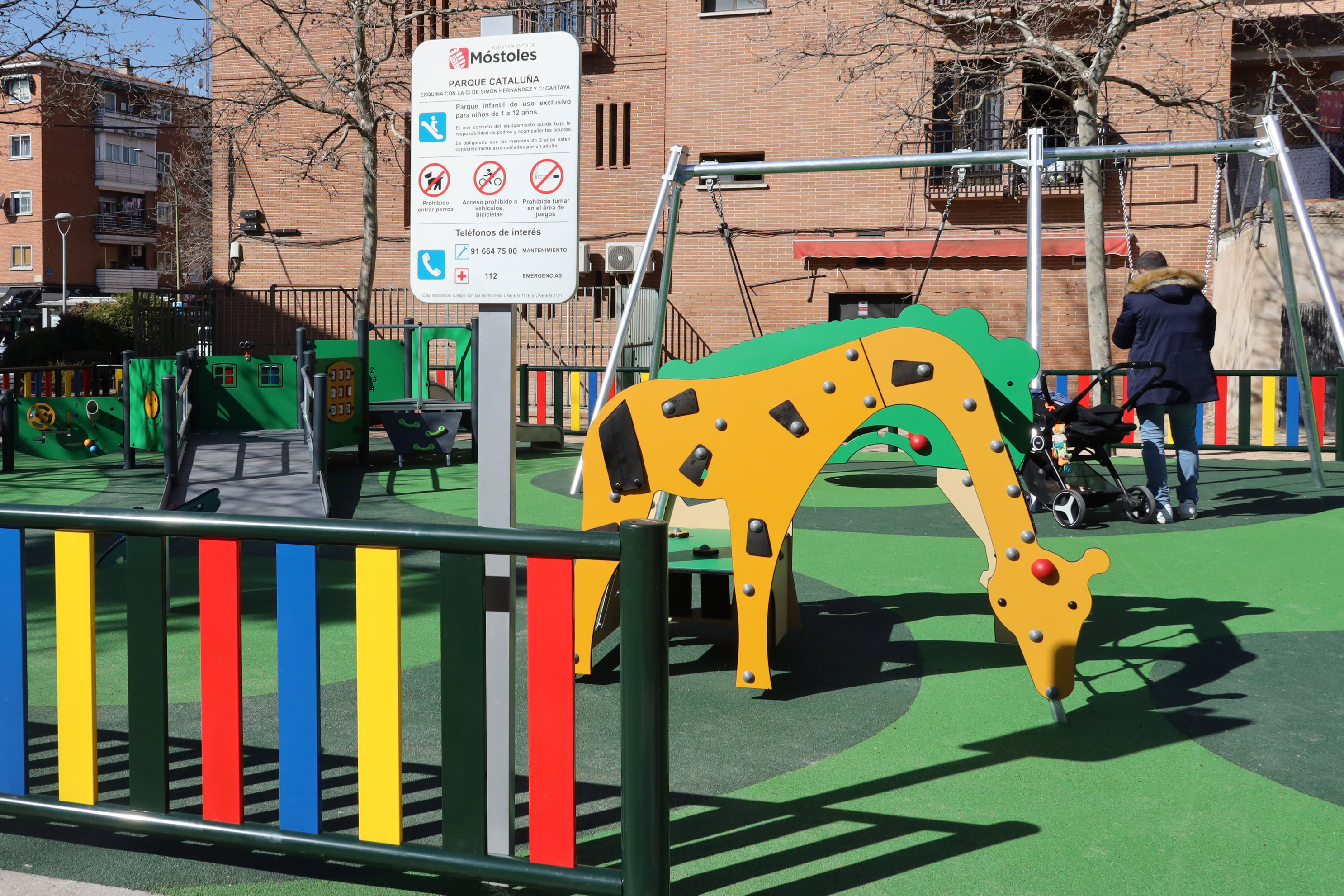 Texto Alternativo: La Alcaldesa de Móstoles inaugura una nueva área infantil totalmente inclusiva en el Parque Cataluña