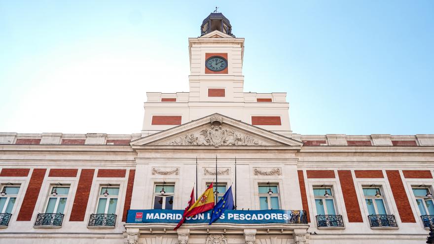 Texto Alternativo: La Comunidad de Madrid decreta tres días de luto oficial en la región por las víctimas del buque gallego Villa de Pitanxo