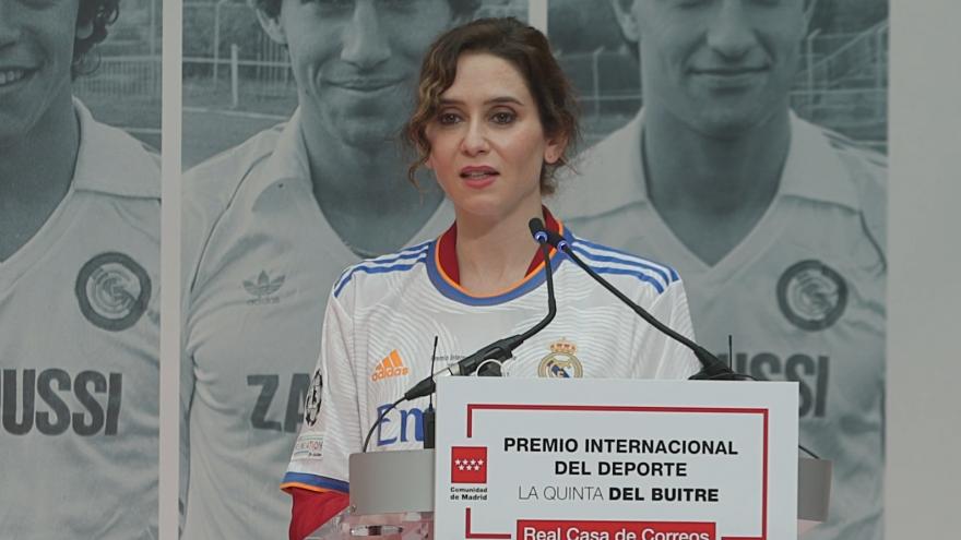 Texto Alternativo: Díaz Ayuso entrega el Premio Internacional del Deporte a La Quinta del Buitre