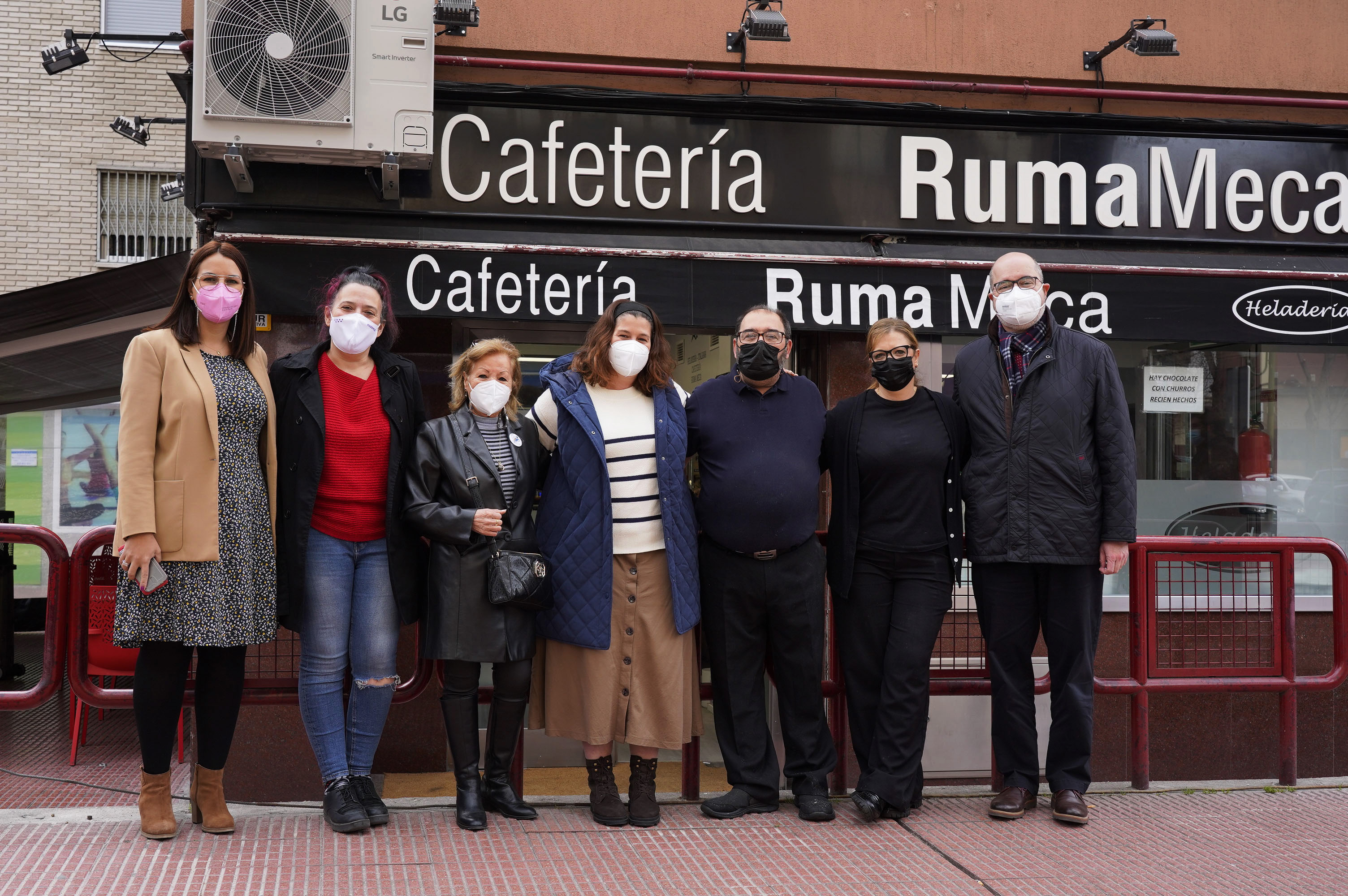 Texto Alternativo: La Alcaldesa visita la heladería Ruma Meca dentro de la campaña de apoyo al comercio de Móstoles