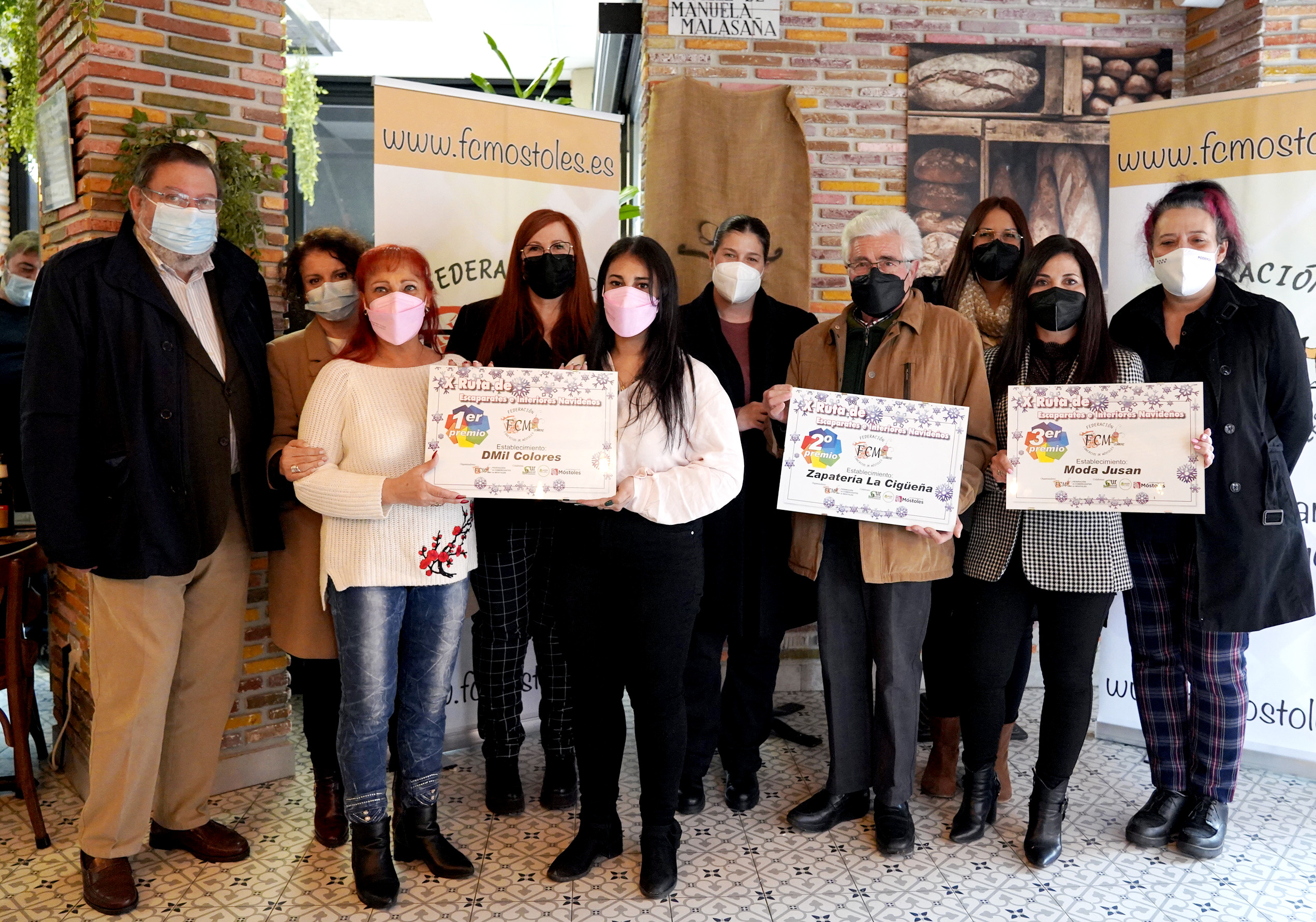 Texto Alternativo: La Alcaldesa hace entrega de los Premios de la X Ruta de Escaparates y la I Ruta de la Tortilla de Móstoles
