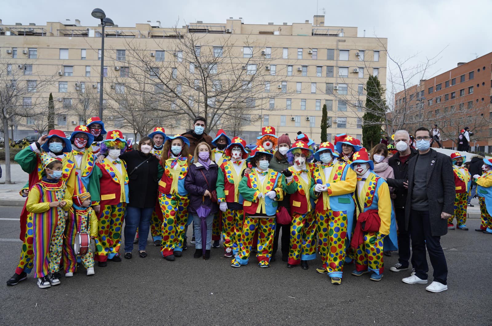 Texto Alternativo: Miles de personas disfrutaron del tradicional desfile de carnaval de Móstoles 2022