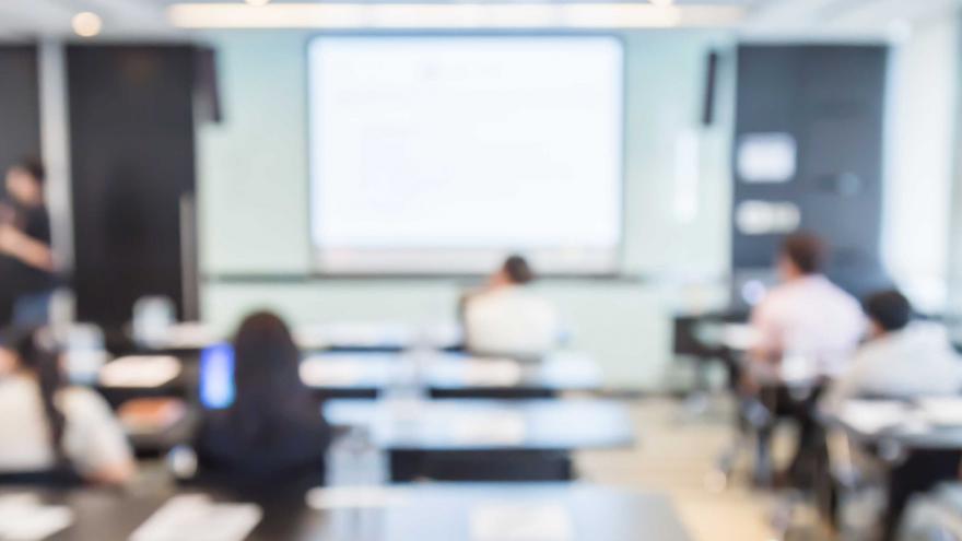 Texto Alternativo: La Comunidad amplia en 977 las plazas convocadas en las oposiciones para plazas públicas de profesor de Secundaria y Régimen Especial. Total plazas convocadas 2.761