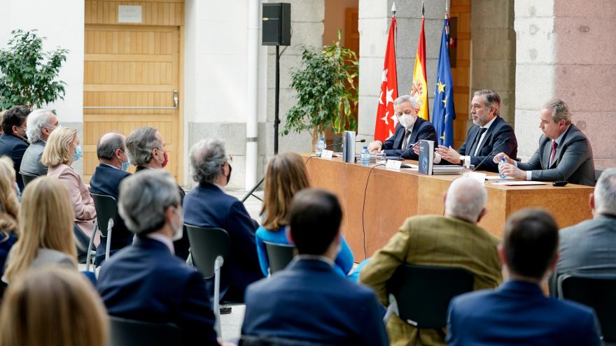 Texto Alternativo: La Comunidad de Madrid resume en un libro los principales desafíos legales durante la pandemia