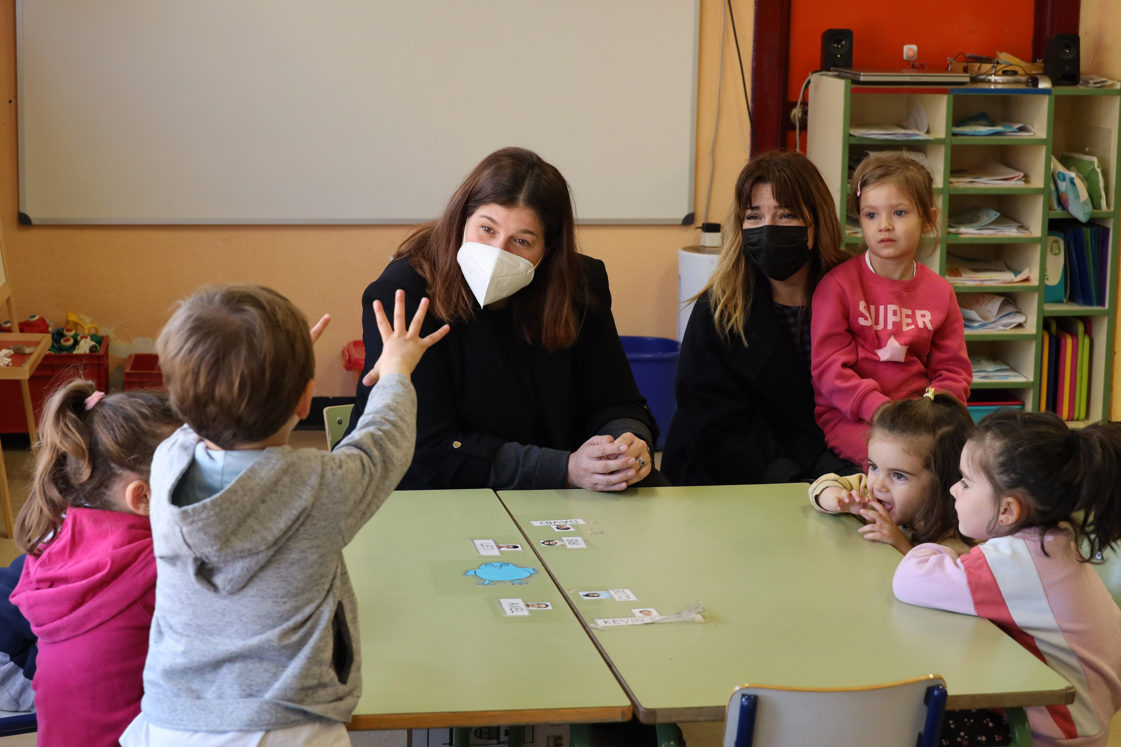 Texto Alternativo: La Alcaldesa de Móstoles explica a los niños de educación infantil del colegio Jorge Guillén cómo funciona un Ayuntamiento