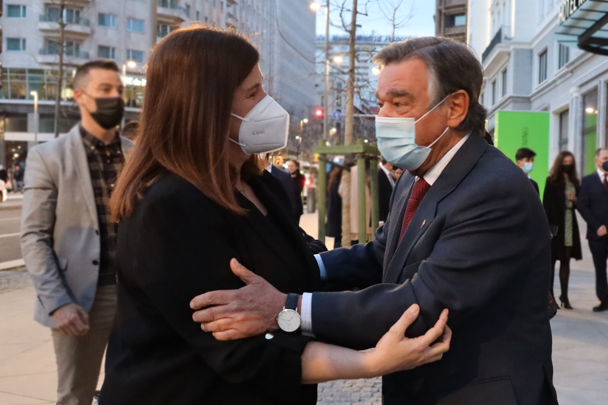 Texto Alternativo: La Alcaldesa de Móstoles recibe el reconocimiento del Colegio Oficial de Farmacéuticos por su apoyo a las farmacias durante la pandemia y Filomena