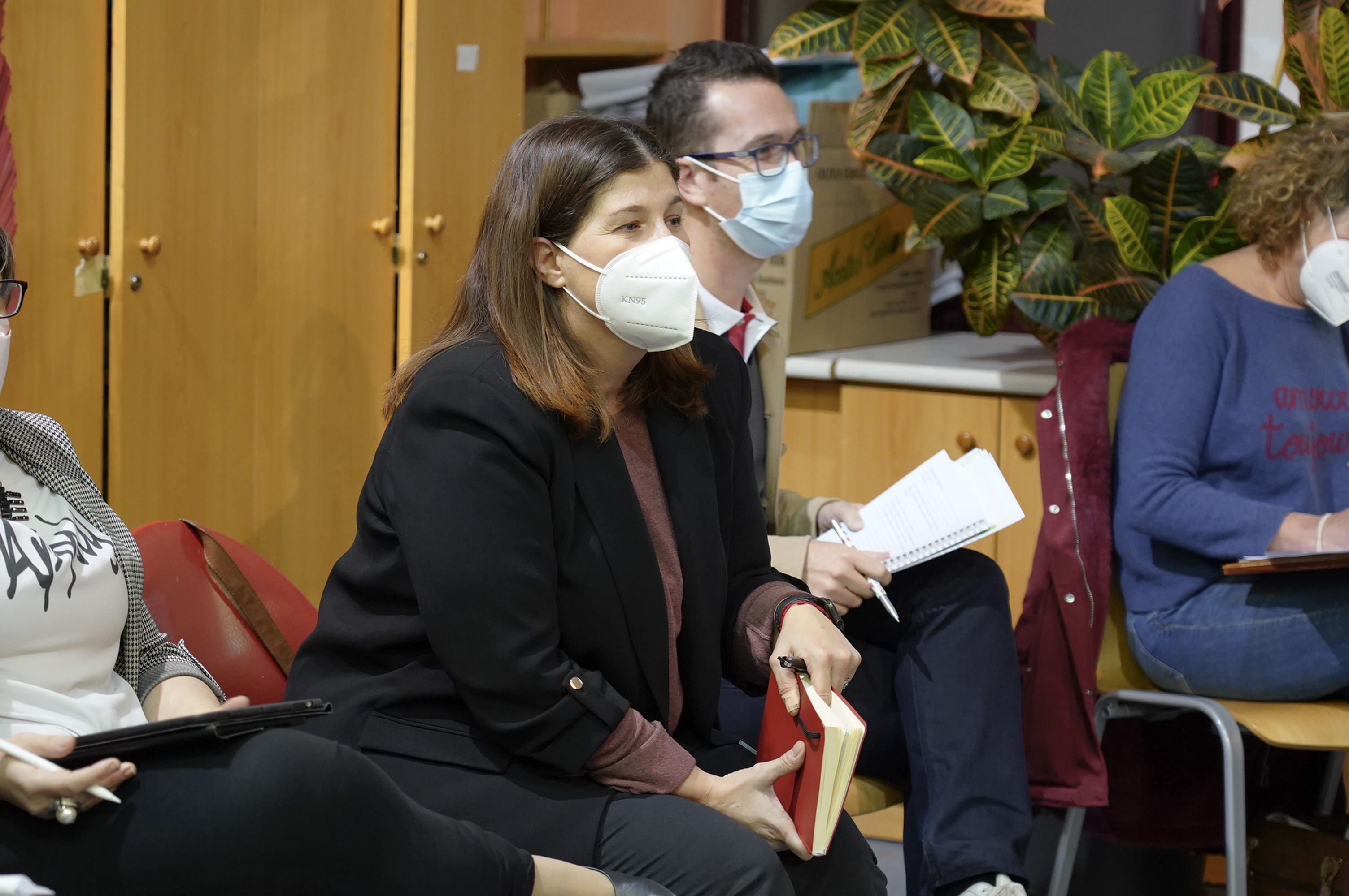 Texto Alternativo: La Alcaldesa se reúne con los vecinos de Cefera y Pinar de Móstoles para escuchar sus demandas para mejorar el barrio