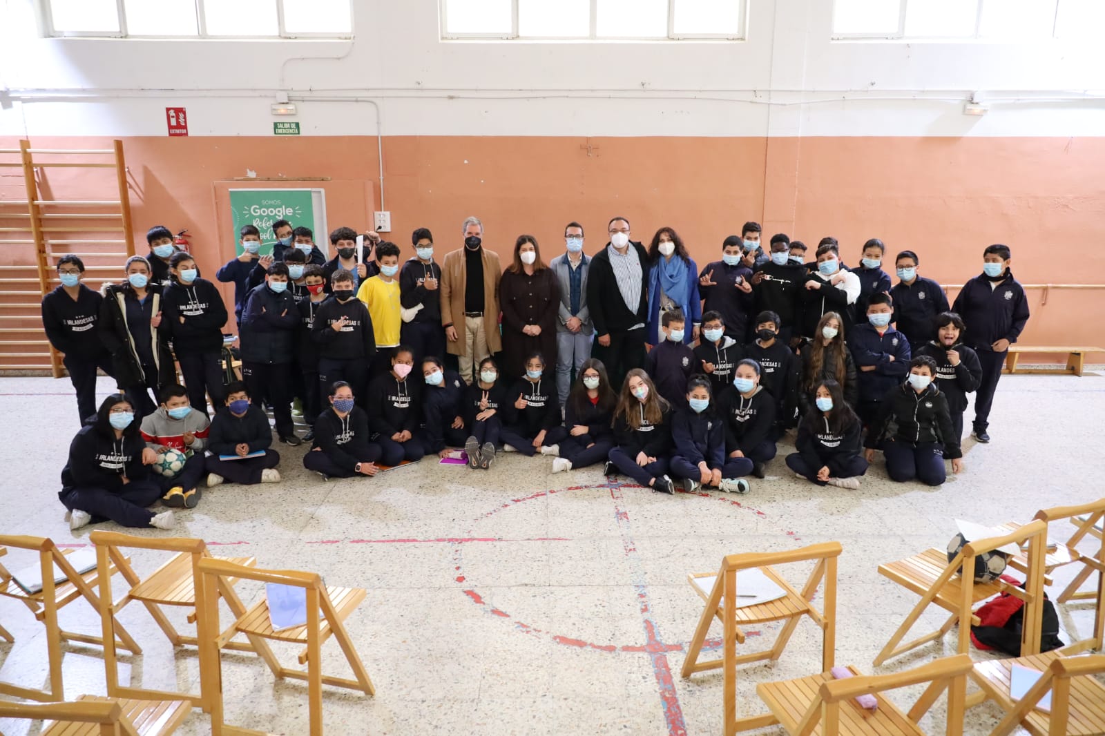 Texto Alternativo: La Alcaldesa de Móstoles visita el que fue su primer colegio para hablar sobre las fiestas del 2 de Mayo de Móstoles