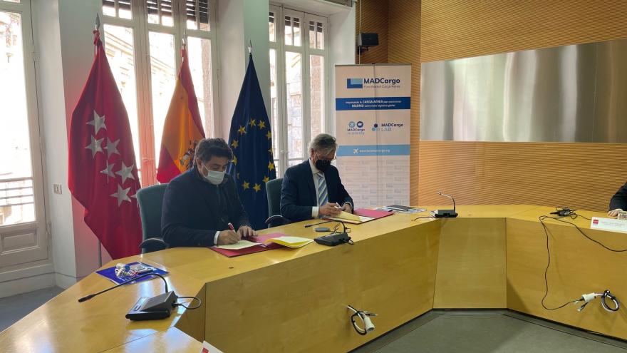 Texto Alternativo: La Comunidad de Madrid firma un convenio para convertir a la región en un nodo logístico global en el transporte aéreo de mercancías