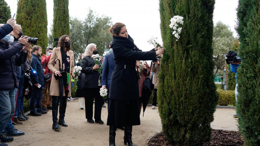 Texto Alternativo: Díaz Ayuso asiste al homenaje a las víctimas de los atentados del 11M organizado por la AVT