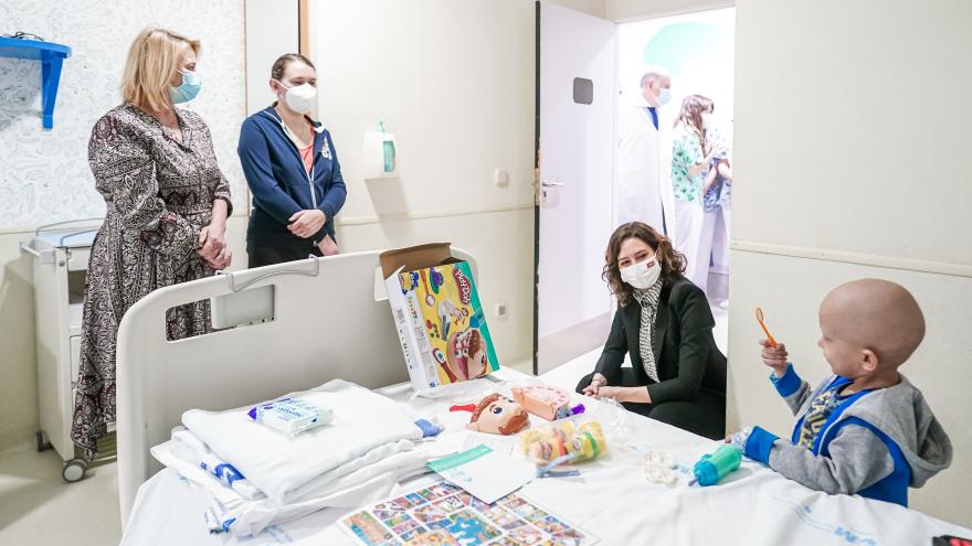 Texto Alternativo: Díaz Ayuso acude al Hospital Infantil Niño Jesús para conocer el estado de los niños ucranianos que recibirán tratamiento oncológico