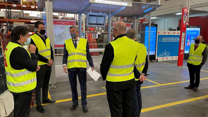 Texto Alternativo: La Comunidad de Madrid apuesta por la digitalización y el uso de energías más eficientes en las nuevas marquesinas de los autobuses interurbanos