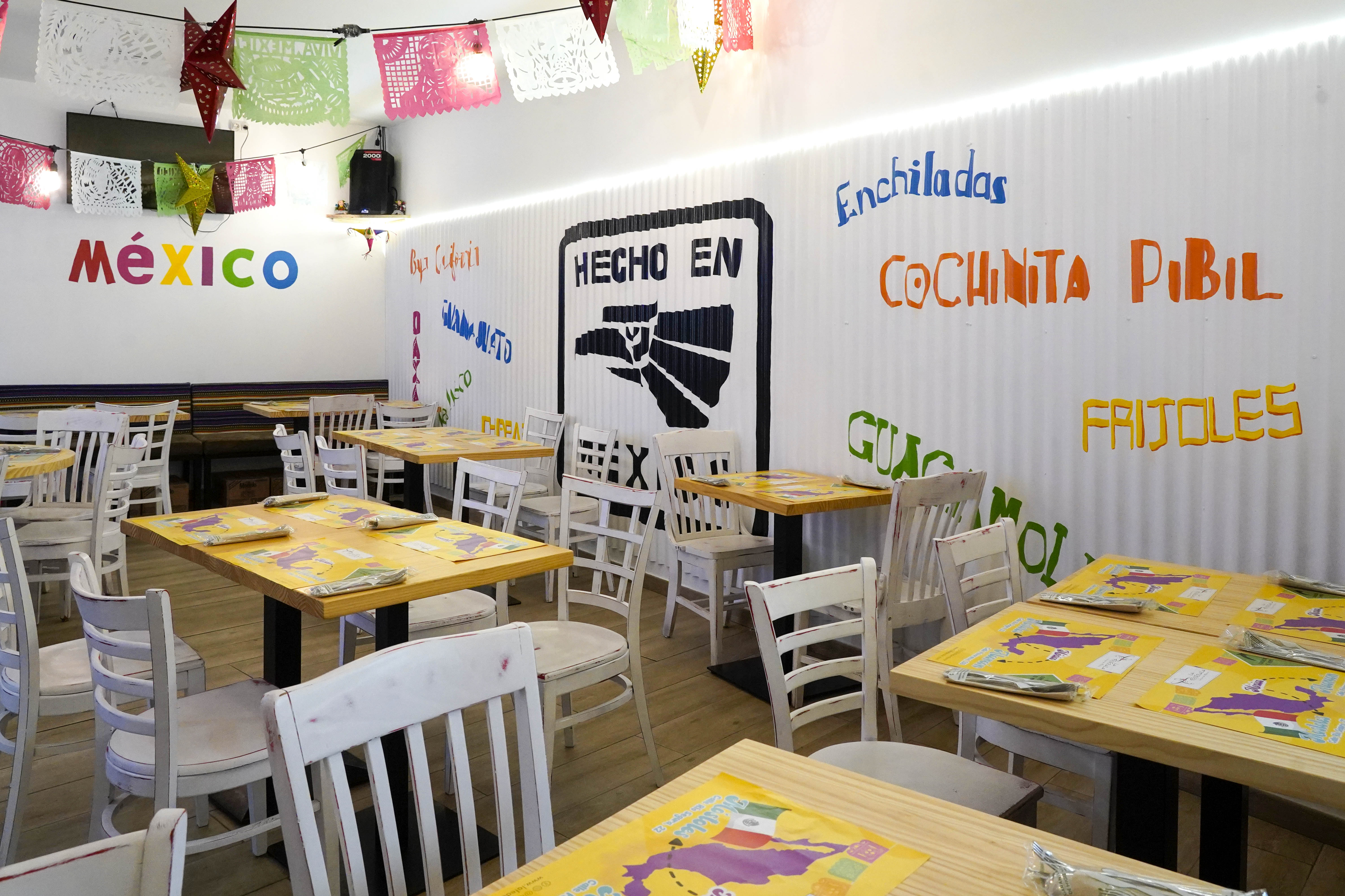 Texto Alternativo: La Concejala de Empleo visita el restaurante mexicano La Federala dentro de la campaña de apoyo a la hostelería local