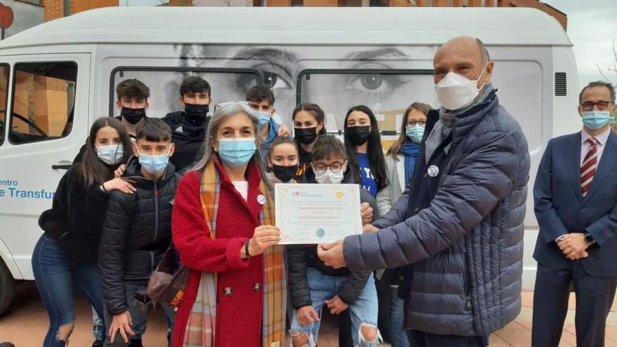 Texto Alternativo: Arranca la campaña de difusión de donación de médula ósea organizada por estudiantes del IES Miguel Catalán