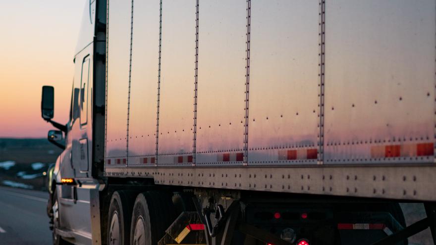 Texto Alternativo: La Comunidad de Madrid exige al Ministerio de Transportes y al de Interior que busquen una solución inmediata para garantizar la cadena de suministro