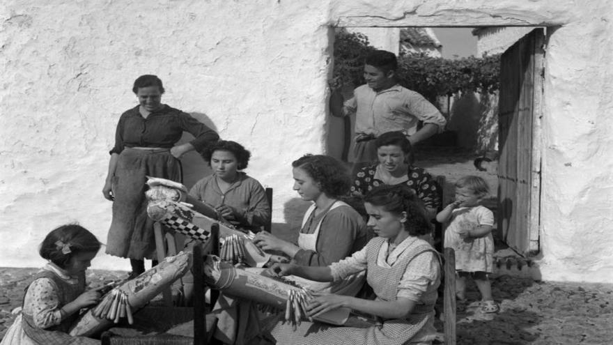 Texto Alternativo: La Comunidad de Madrid publica el catálogo virtual Mujer rural. Dos miradas, testimonio del papel de las trabajadoras del campo español