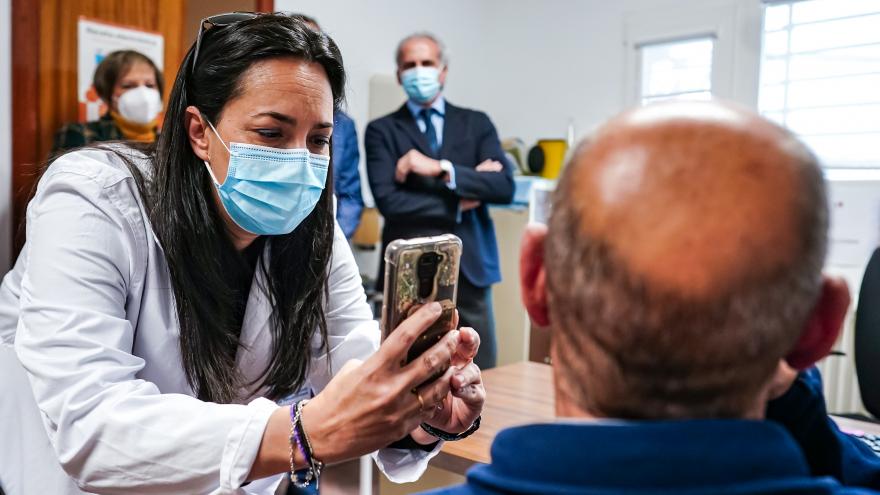 Texto Alternativo: La Comunidad de Madrid incorpora una nueva herramienta de consulta entre centros de salud y hospitales para teledermatología y otras especialidades