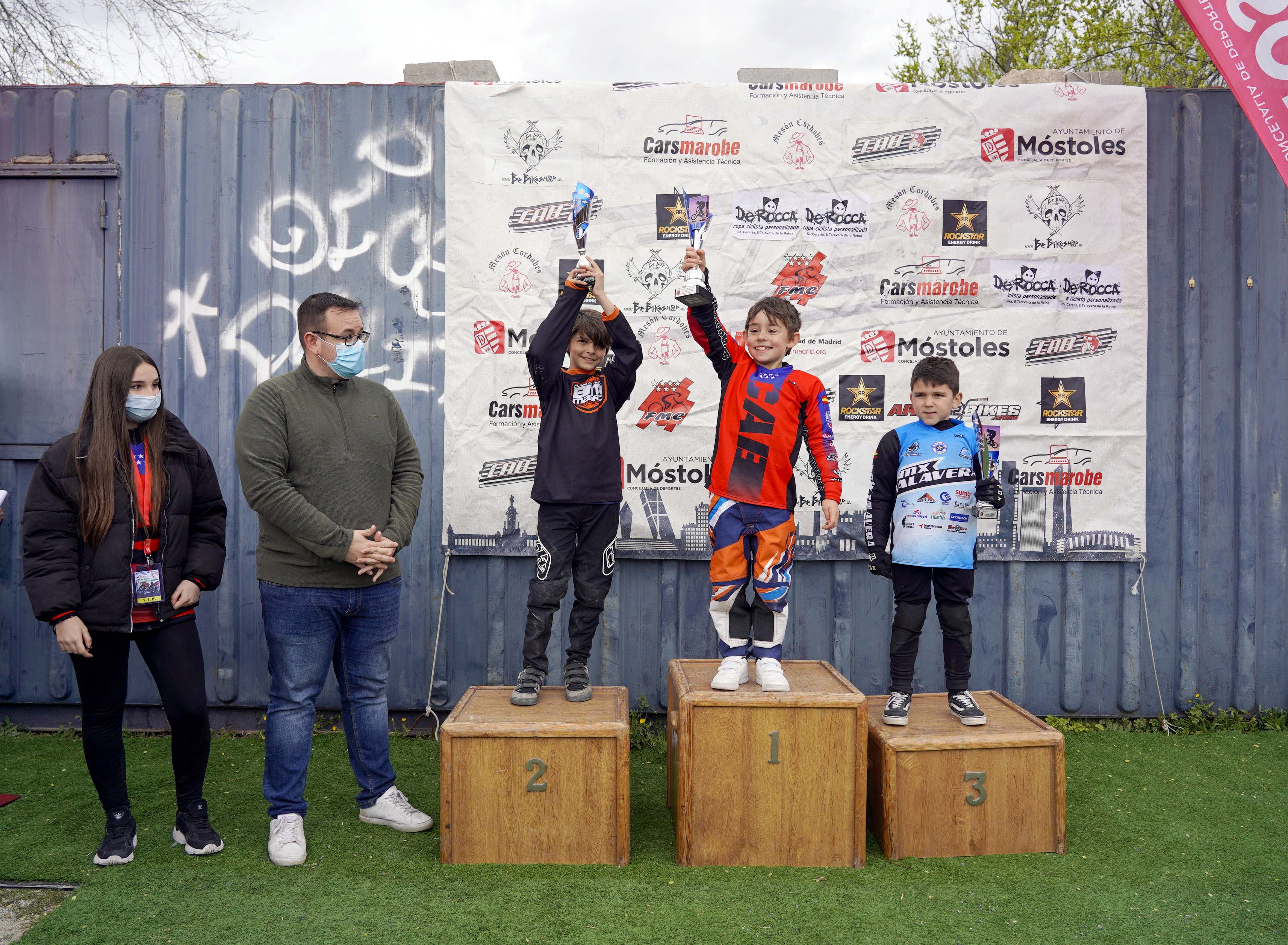 Texto Alternativo: El circuito del polideportivo Andrés Torrejón de Móstoles acoge la 3ª Copa de Madrid B.M.X