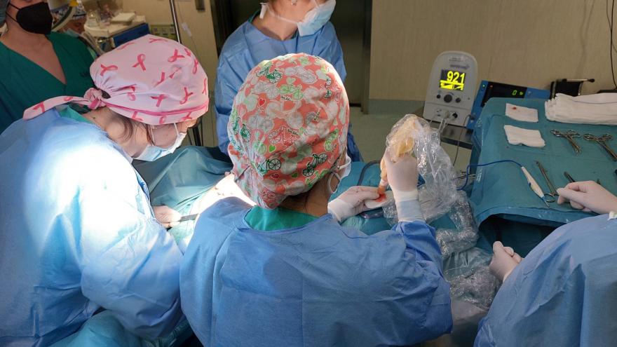 Texto Alternativo: El Hospital Infanta Cristina incorpora una nueva técnica de marcaje ganglional para el tratamiento del cáncer de mama