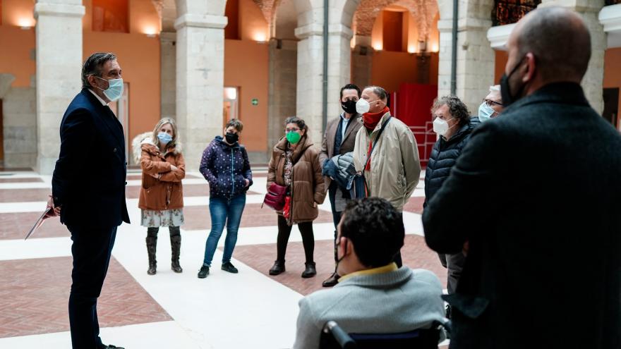 Texto Alternativo: La Comunidad de Madrid la Comunidad presenta la Guía de lectura fácil sobre Símbolos e Instituciones dirigida a personas con discapacidad intelectual