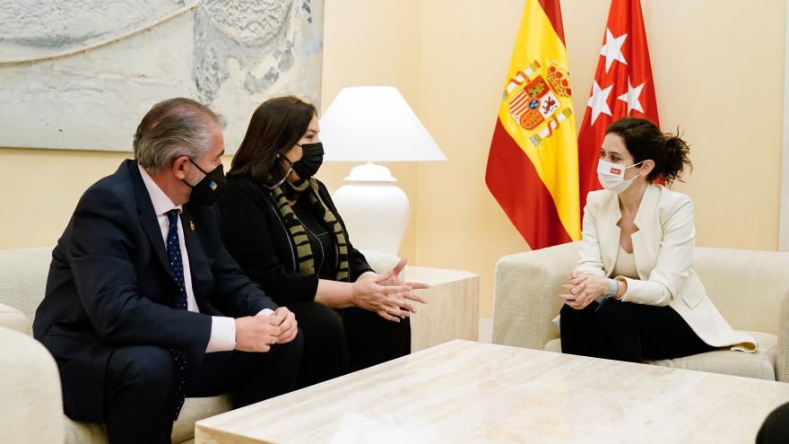 Texto Alternativo: Díaz Ayuso traslada su apoyo a las víctimas del terrorismo y a la manifestación de la AVT