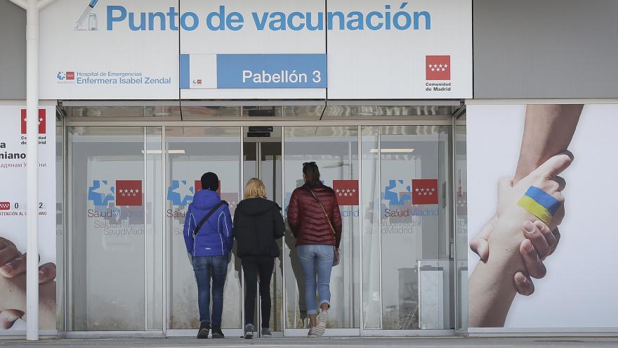 Texto Alternativo: La Comunidad de Madrid estrena hoy el servicio de autobús gratuito entre el Centro de Refugiados de Pozuelo y el Hospital público Enfermera Isabel Zendal