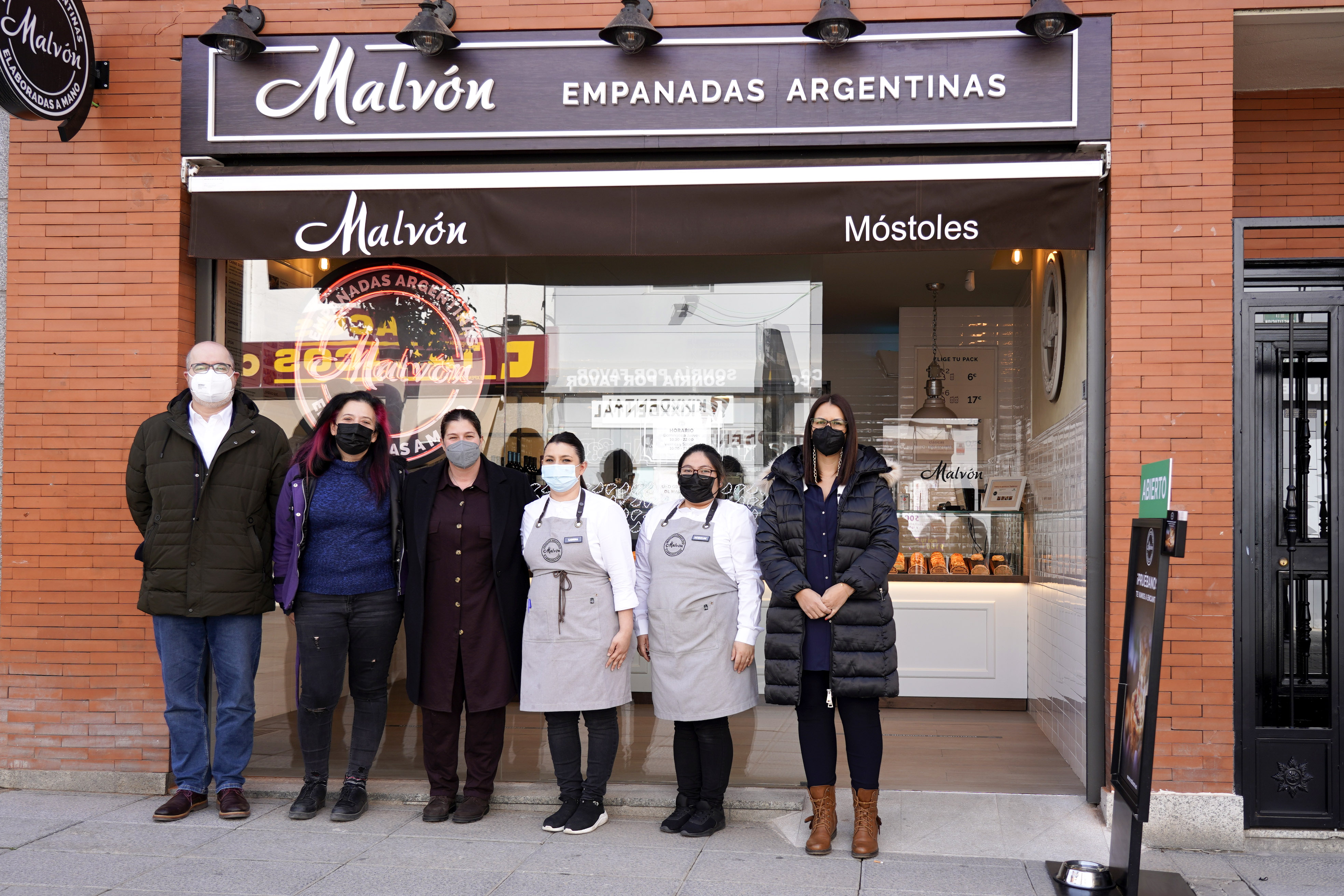 Texto Alternativo: La Alcaldesa visita Malvón, un establecimiento especializado en la elaboración de empanadas argentinas