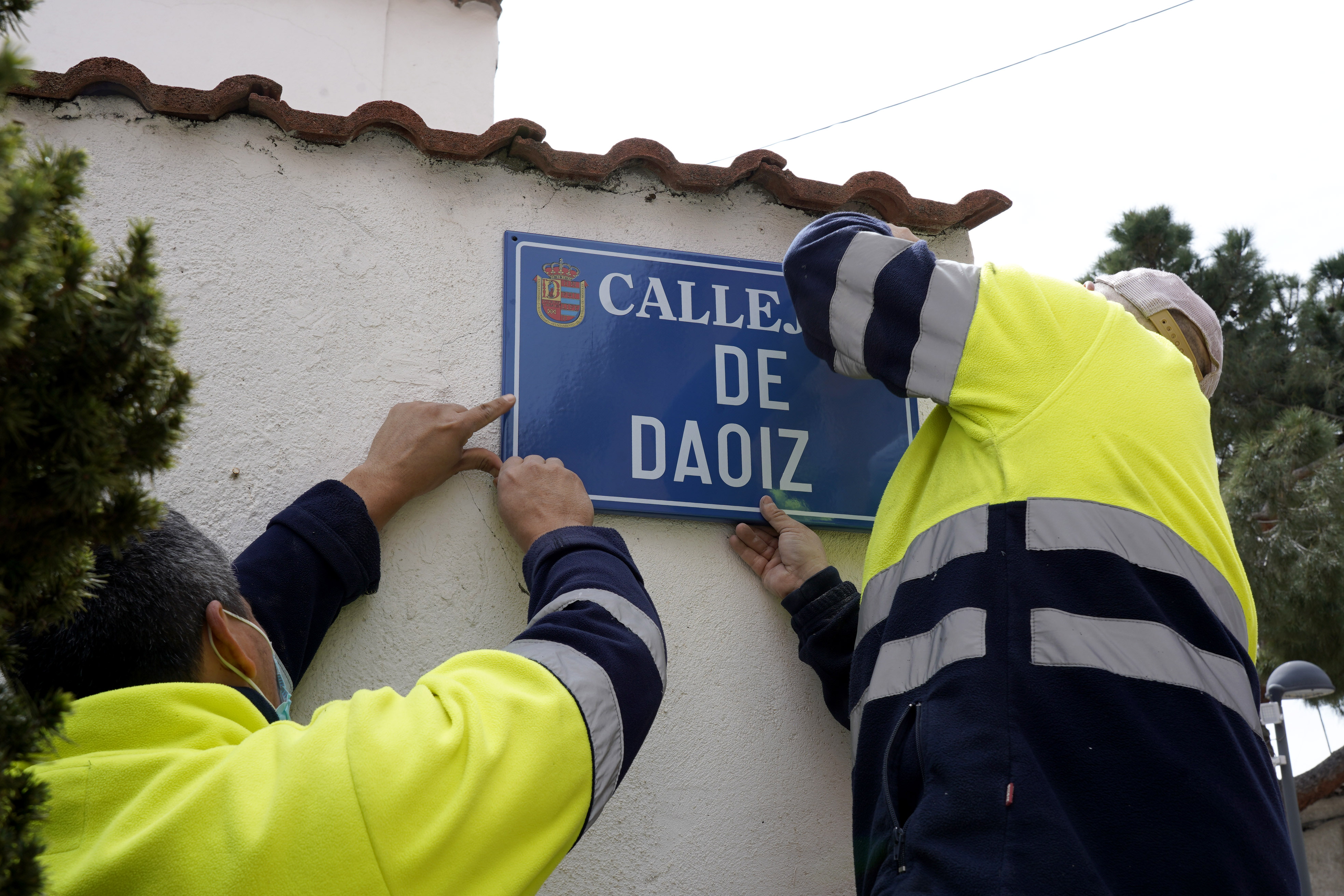 Texto Alternativo: Móstoles continúa con la renovación de las placas identificativas de las calles