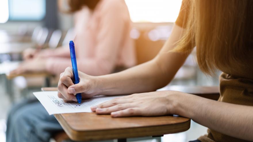 Texto Alternativo: La Comunidad de Madrid incluirá la asignatura de Filosofía en 4º de ESO tras quedar fuera del currículo estatal de Secundaria
